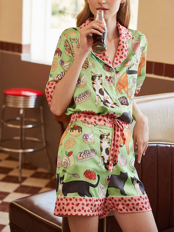 Conjunto de pijama con pantalones cortos y estampado de gato color café