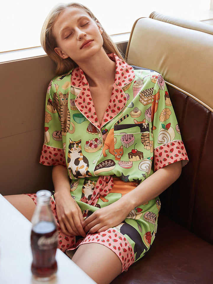 Conjunto de pijama con pantalones cortos y estampado de gato color café