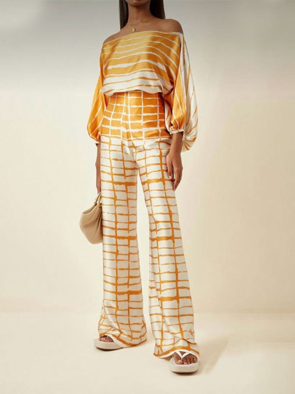 Heißes, schulterfreies Top-Hosen-Set aus Satin