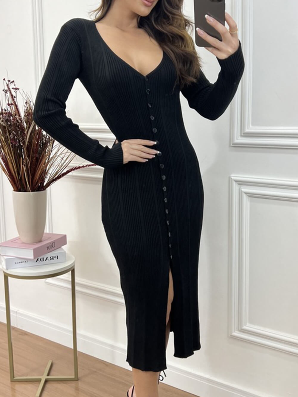 Dzianinowa sukienka midi z dekoltem w kształcie litery V i długimi rękawami