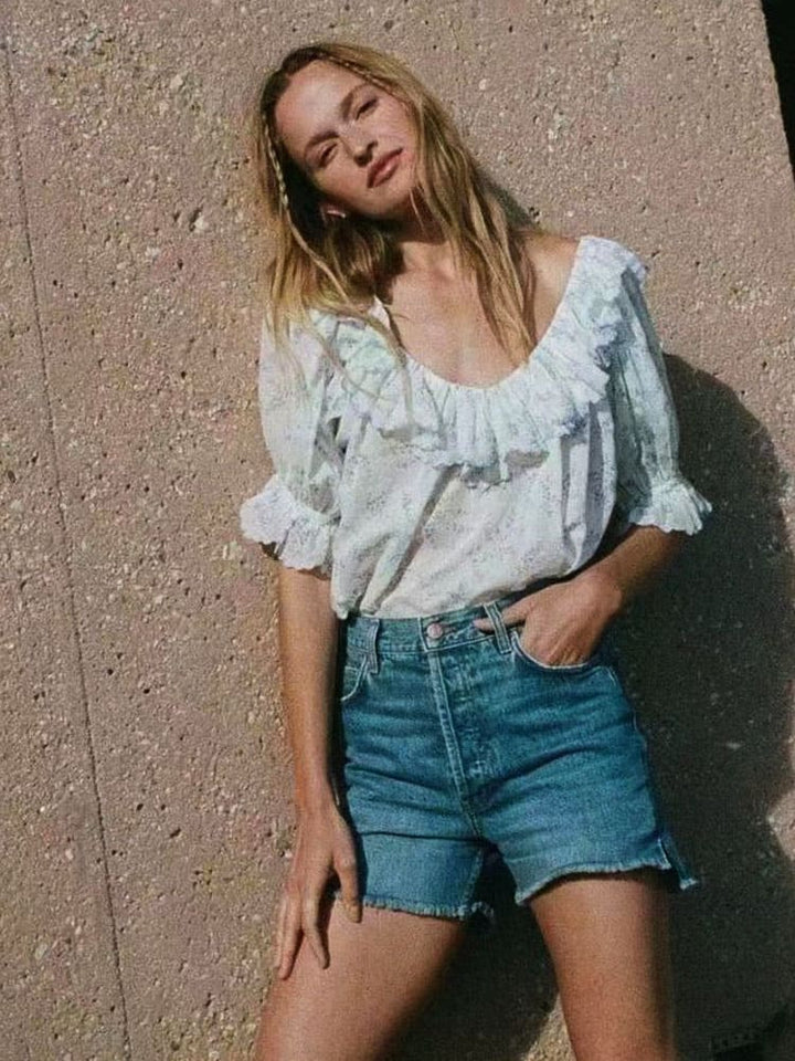 Parte superiore con bordo ondulato con volant