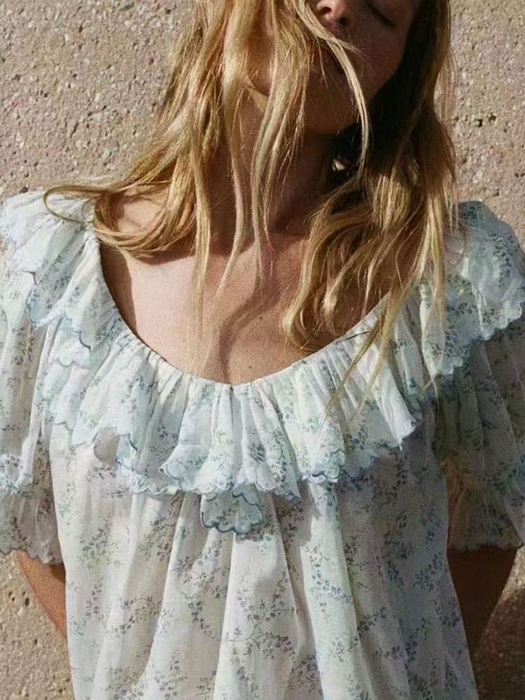 Parte superiore con bordo ondulato con volant