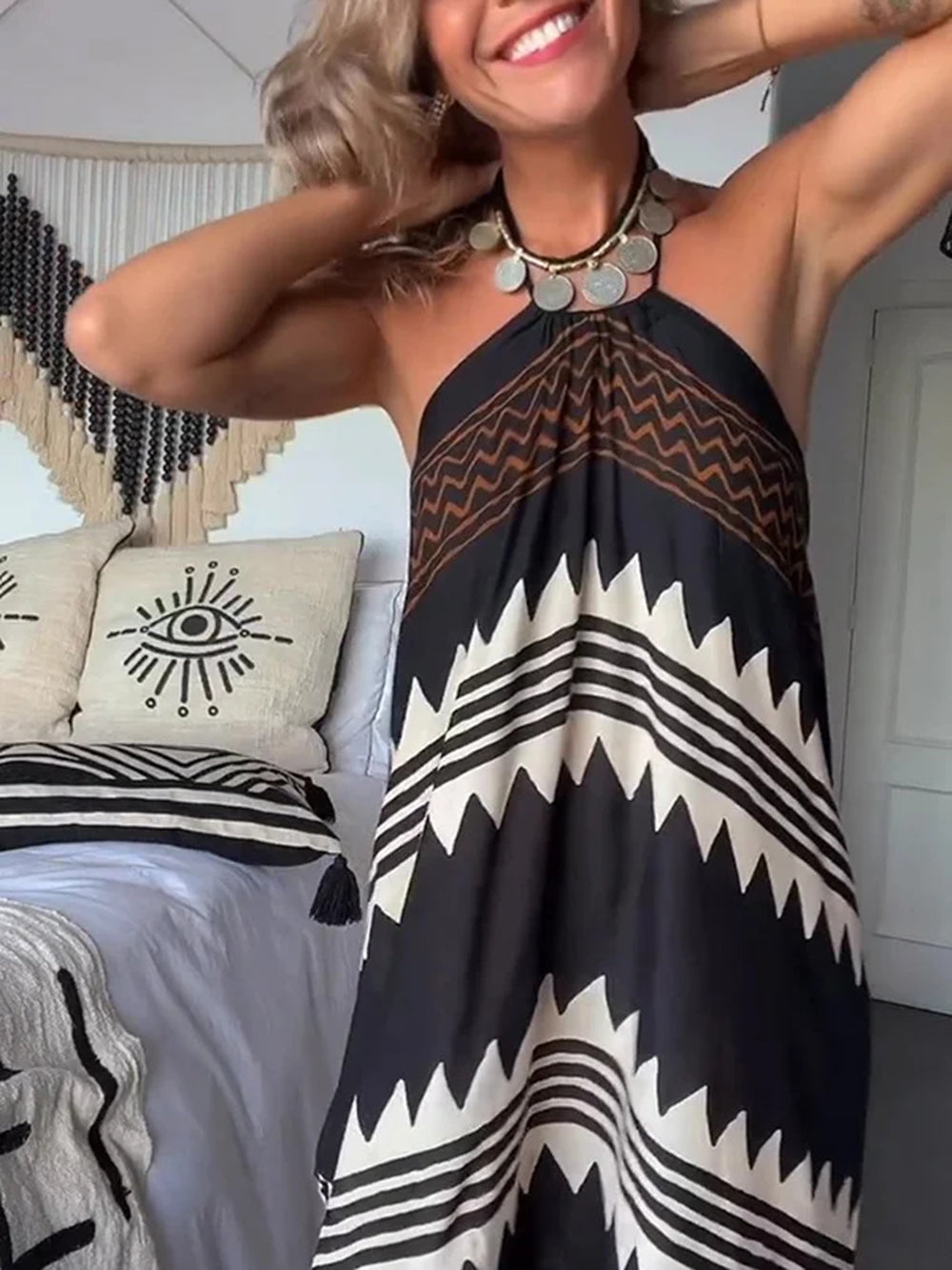 Vestido resort con vuelo y estampado con cuello halter