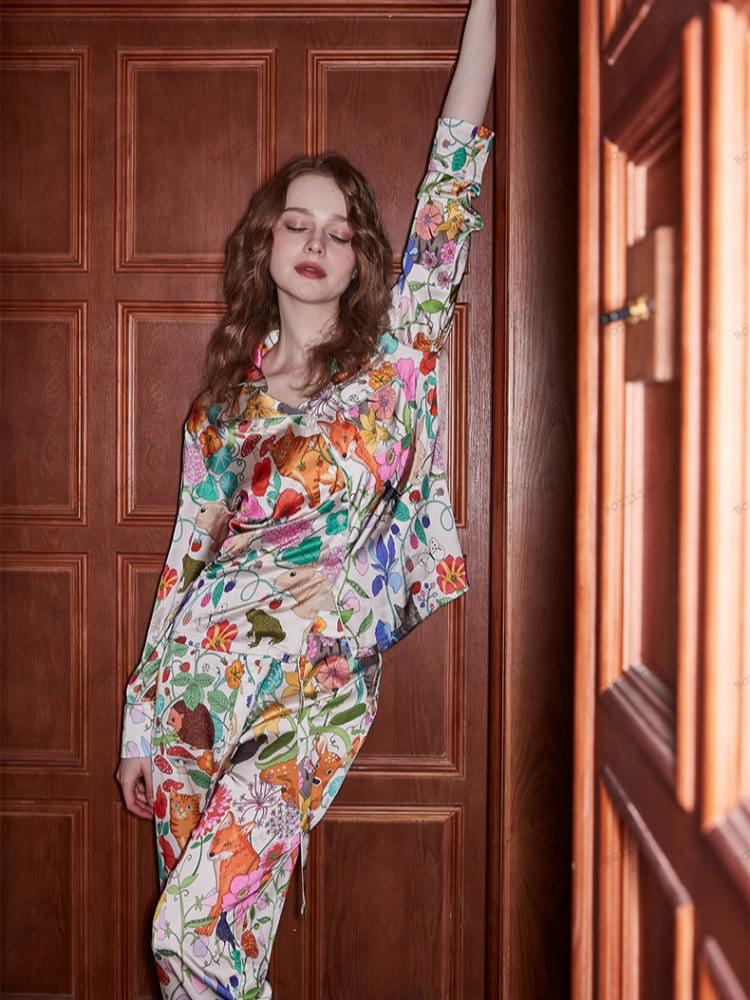 Conjunto de ropa de estar por casa de manga larga de seda helada con estampado de jardín de bosque blanco