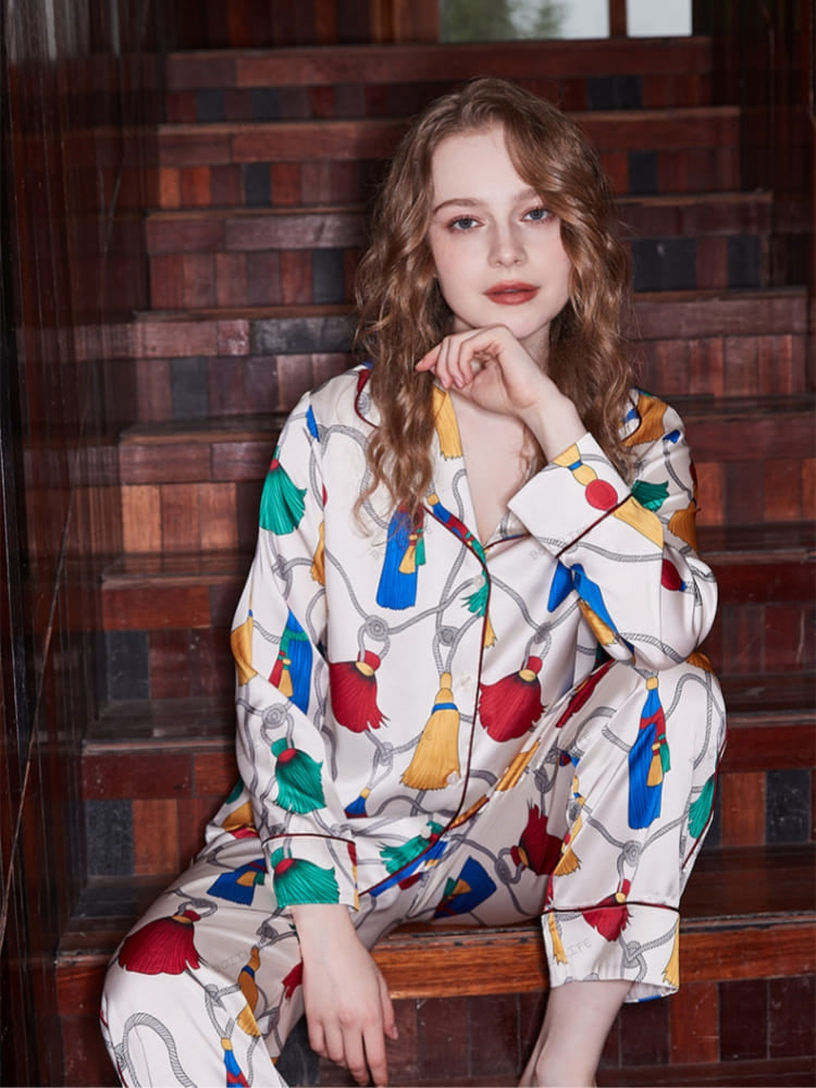 Zestaw strojów wypoczynkowych z długim rękawem, lodowego jedwabiu, we wzór z frędzlami