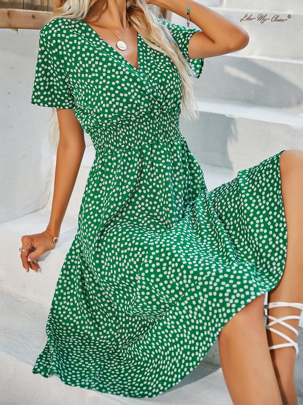 فستان بأكمام قصيرة ورقبة على شكل حرف V ونقاط بولكا