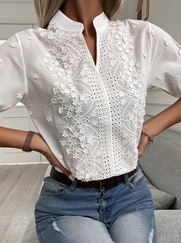Camisa de encaje bordada con cuello alto y cuello en V