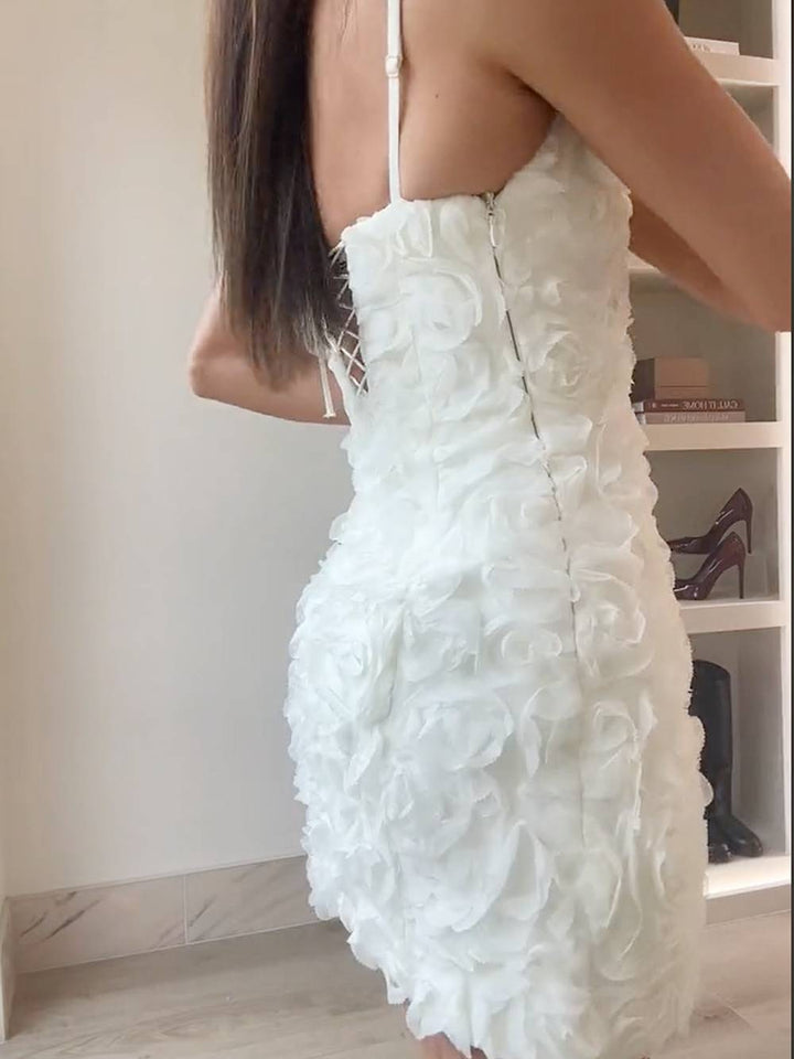 Miniabito a corsetto con applicazioni floreali in bianco