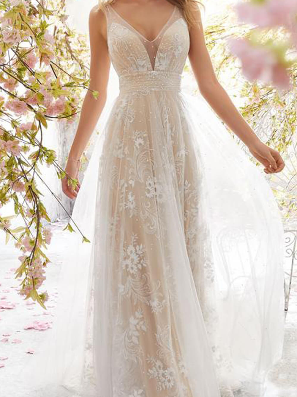 Ermeløs blondekjole med V-hals