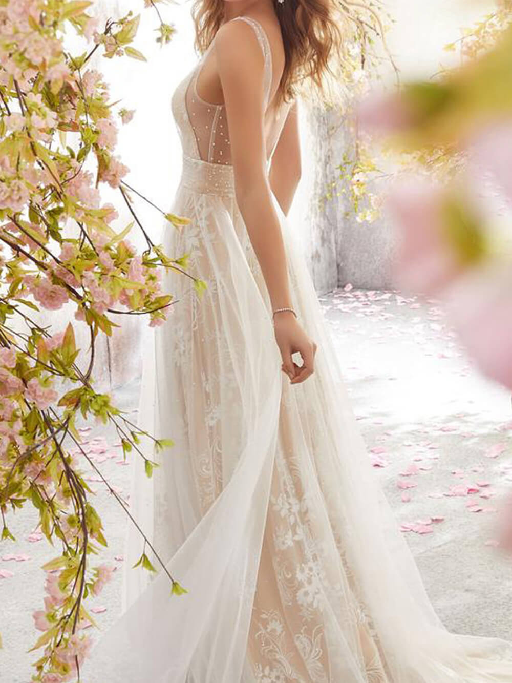 Ermeløs blondekjole med V-hals