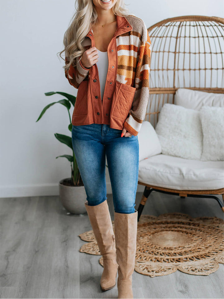 Stripete pelsfrakk i kontrast