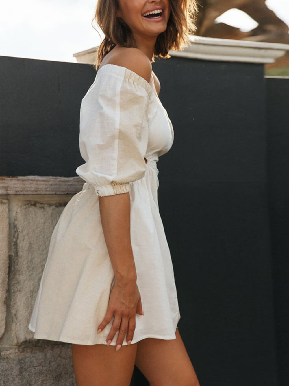 Mini šaty s balonovým rukávem na jedno rameno