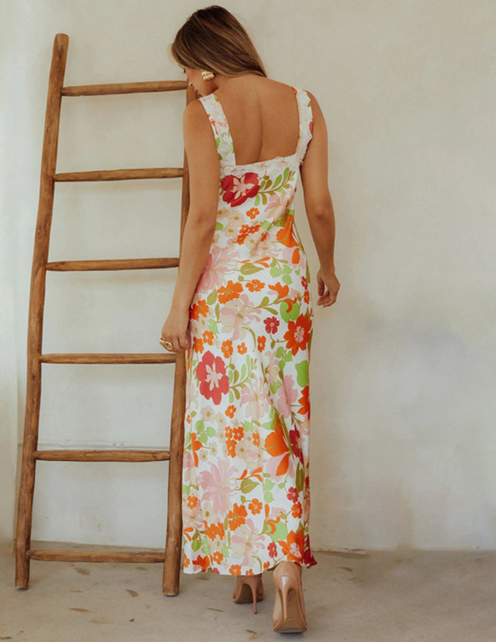 Vestido maxi de cetim com estampa floral com decote em V