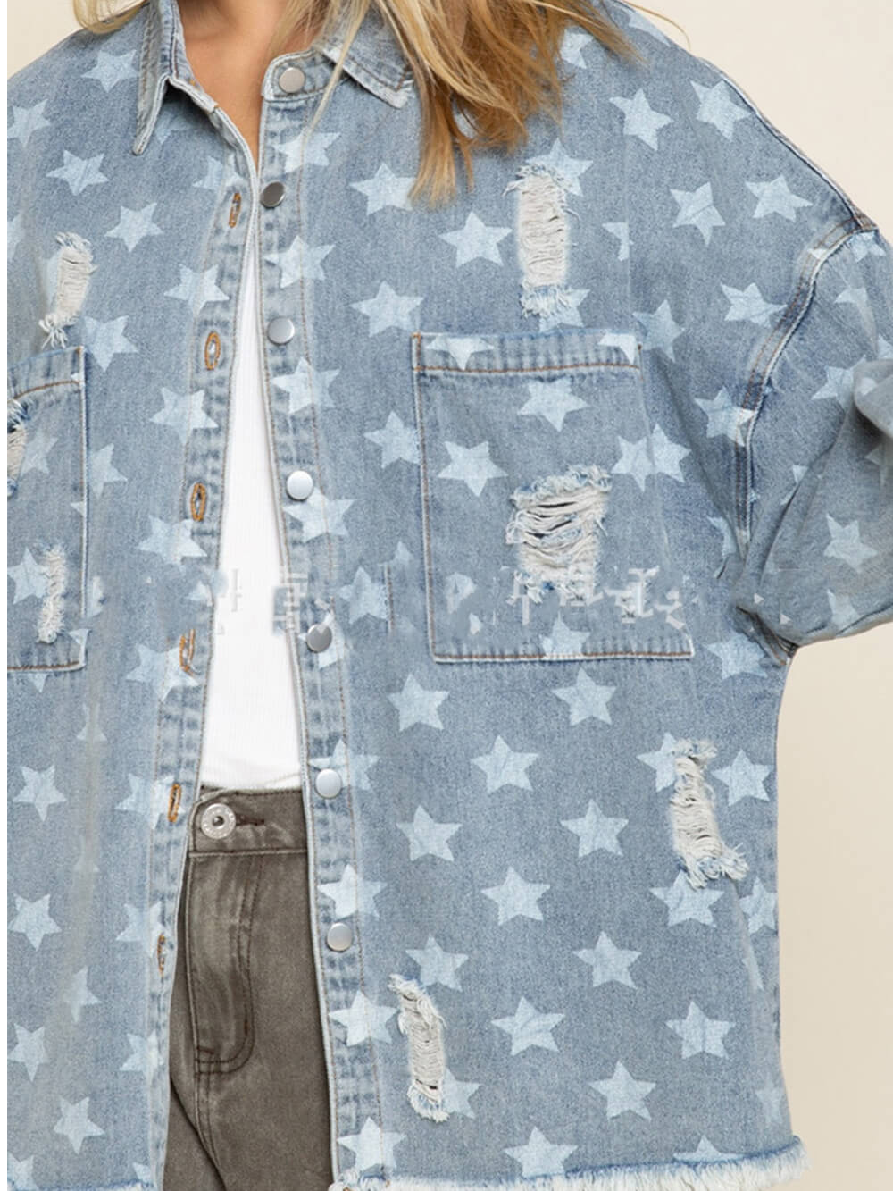 Giacca in denim con stampa di stelle e risvolto con frange e strappi