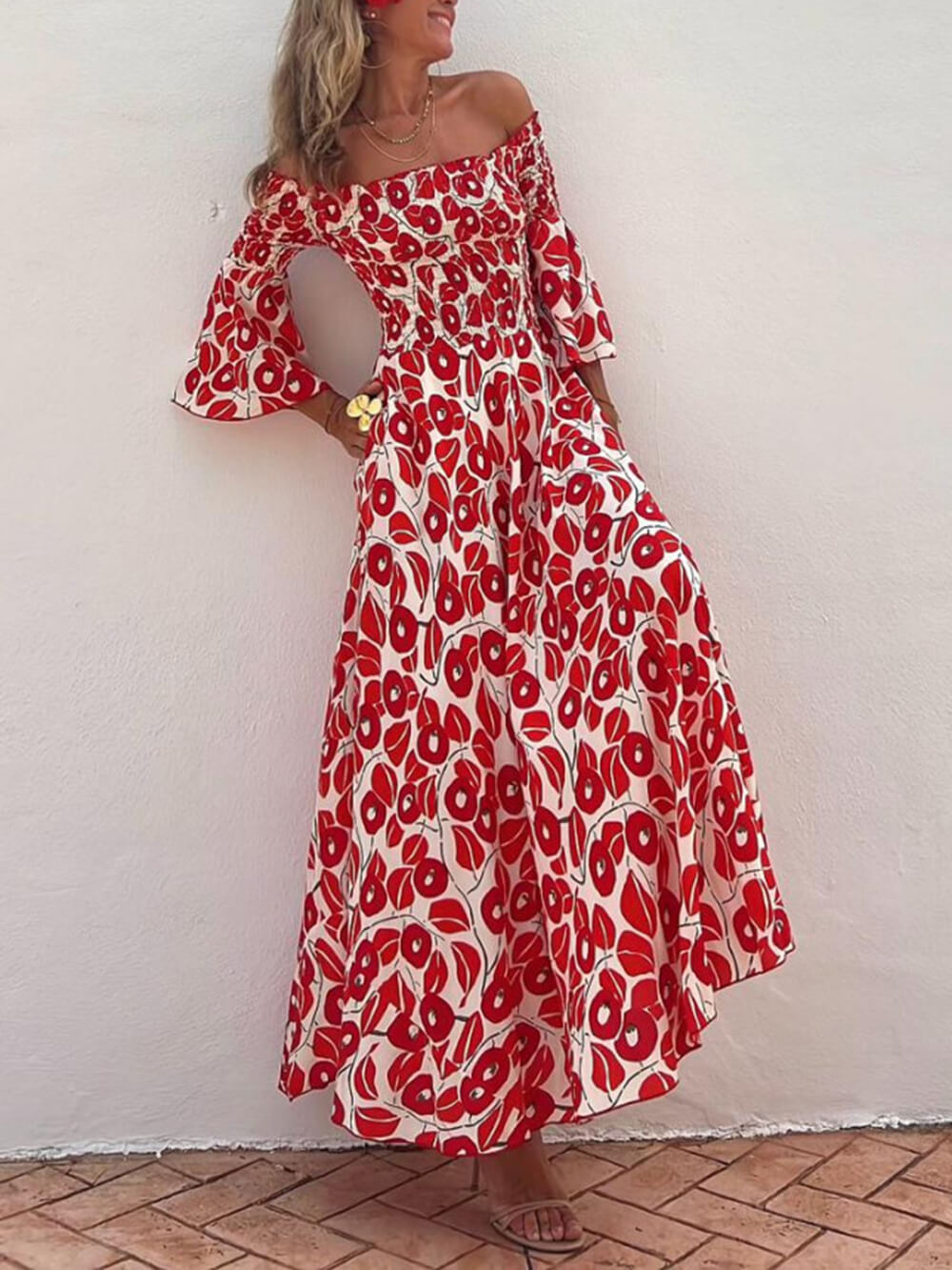 Vestido maxi com estampa floral e ombro de fora com bolso