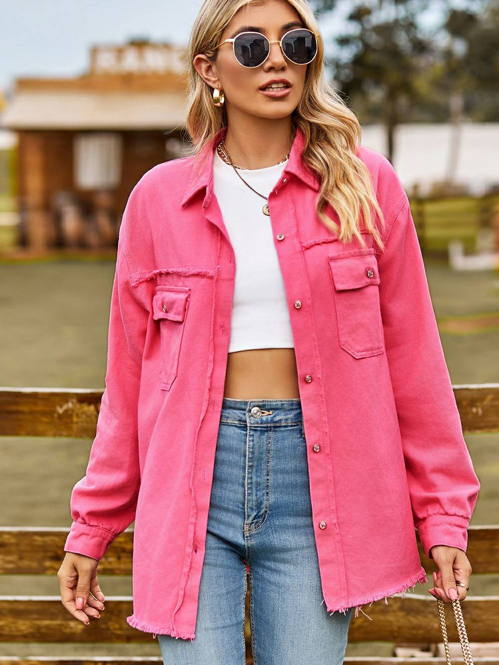 Chaqueta rosa acolchada con bolsillo en el pecho