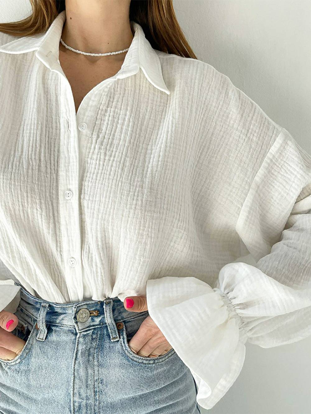 Chemise évasée blanche à manches longues nouée sur le devant en coton blanc