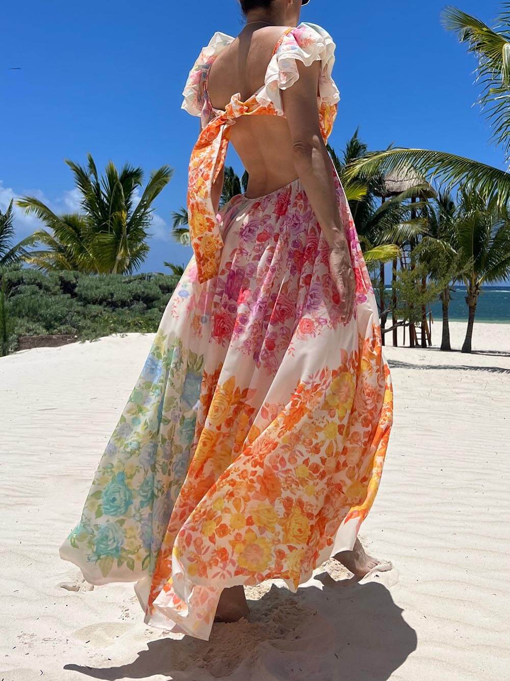 Vestido maxi com recorte floral e amarração nas costas