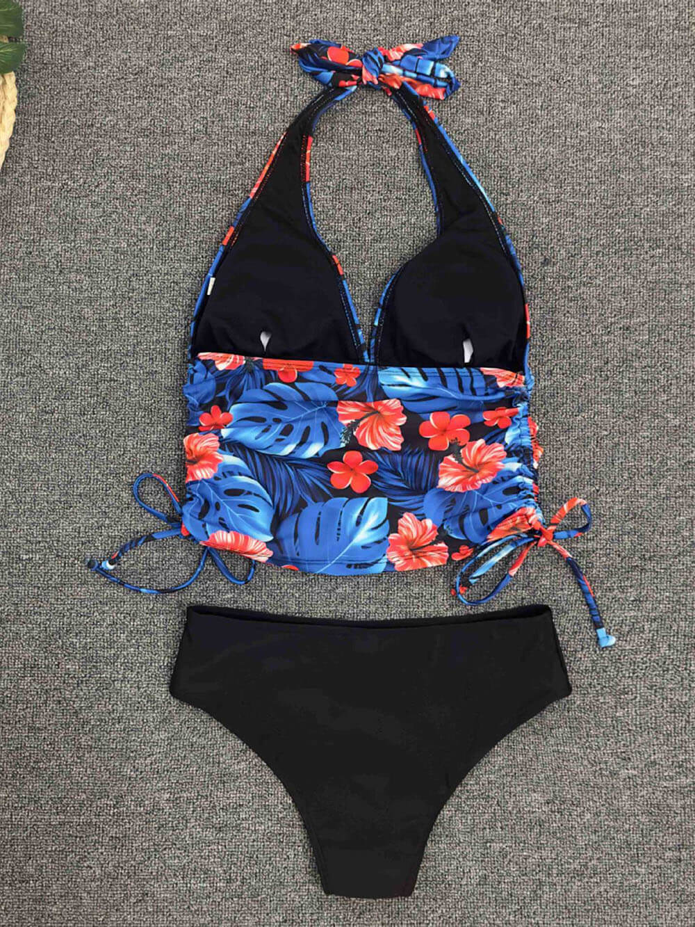 Bikini cruzado dividido con estampado de tiras