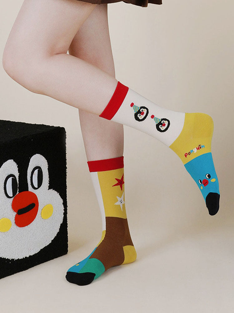 Gestreifte Socken mit Cartoon-Pinguin