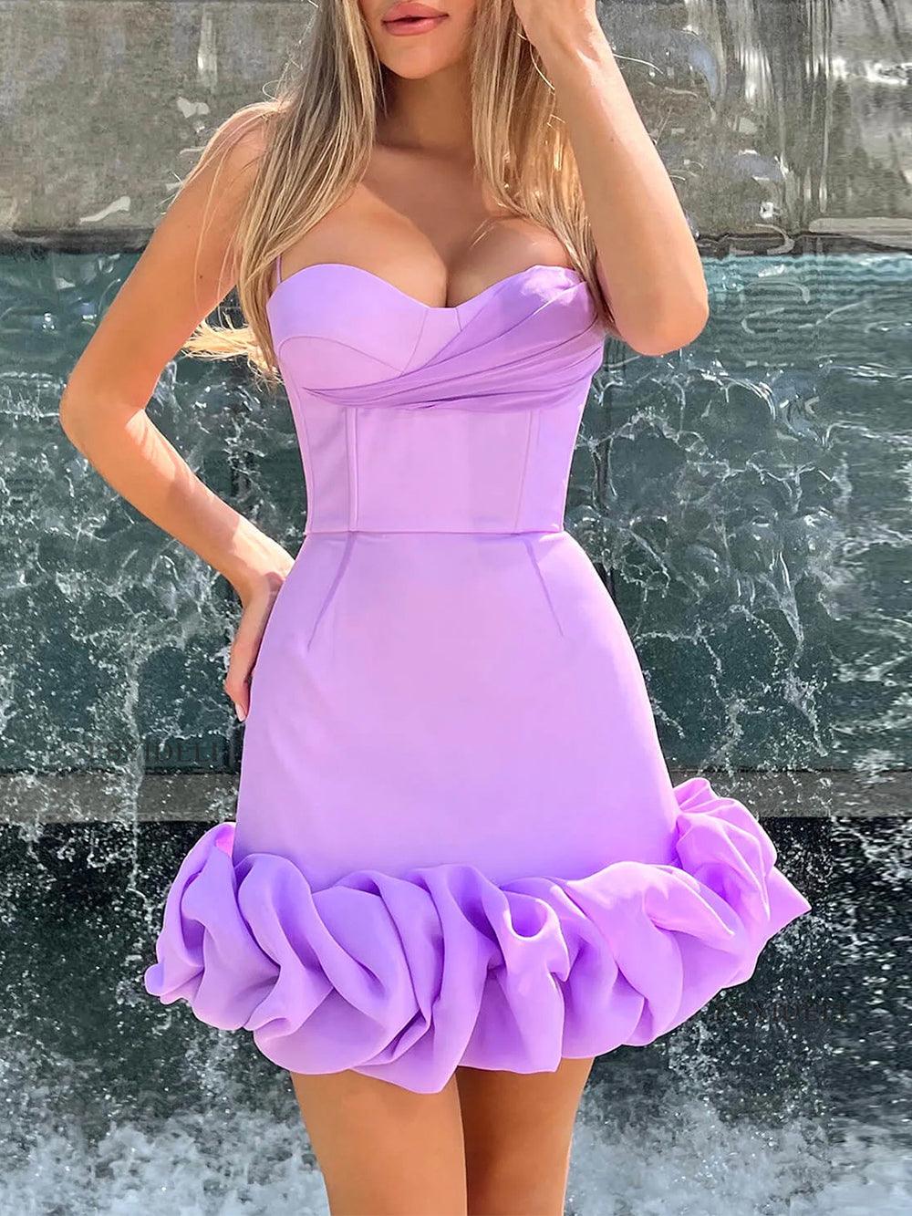 Μίνι φόρεμα με βολάν με Hip Wrap
