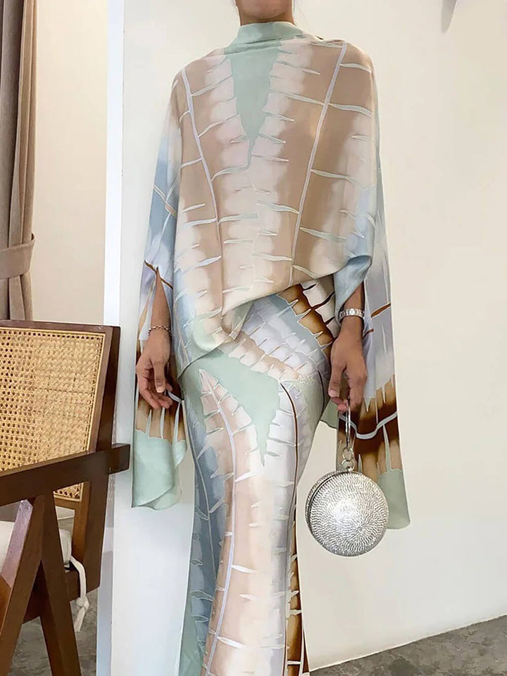 Elegante traje de cuello alto con estampado botánico