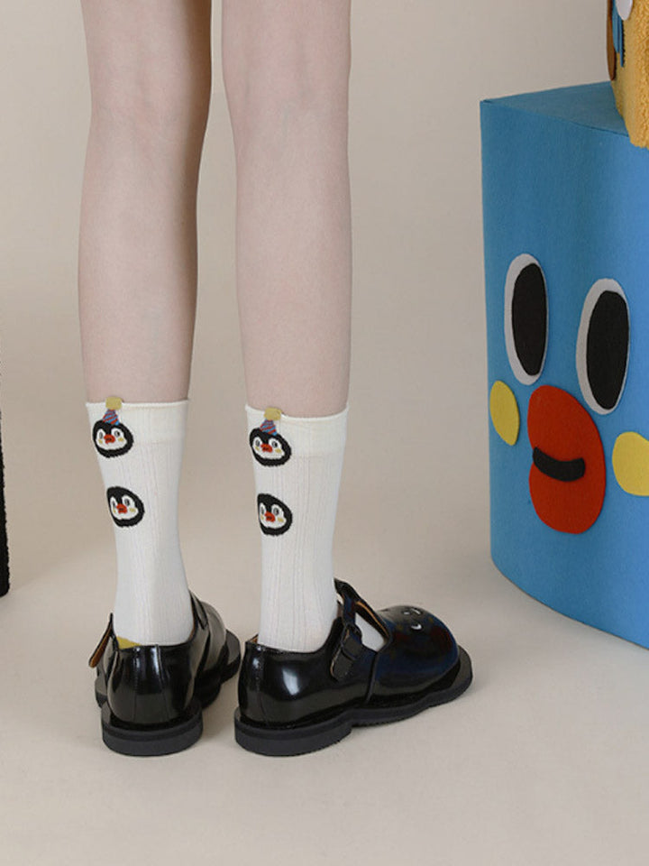 Gestreifte Socken mit Cartoon-Pinguin