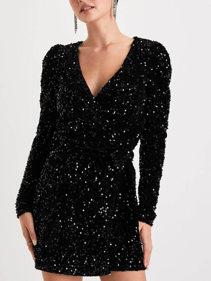 Mini-robe portefeuille noire à manches longues en velours à sequins