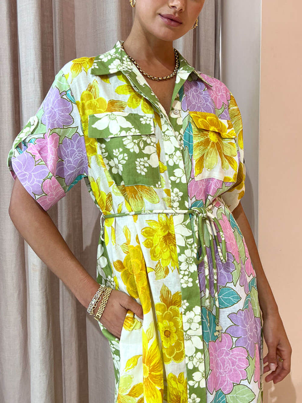 बहुरंगा पैनल वाली शर्ट-शैली मिडी ड्रेस