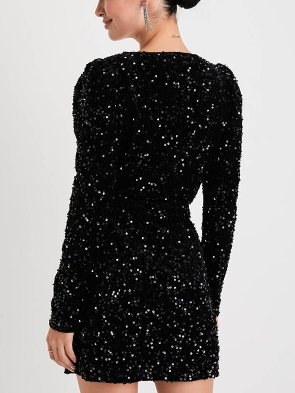 Mini-robe portefeuille noire à manches longues en velours à sequins