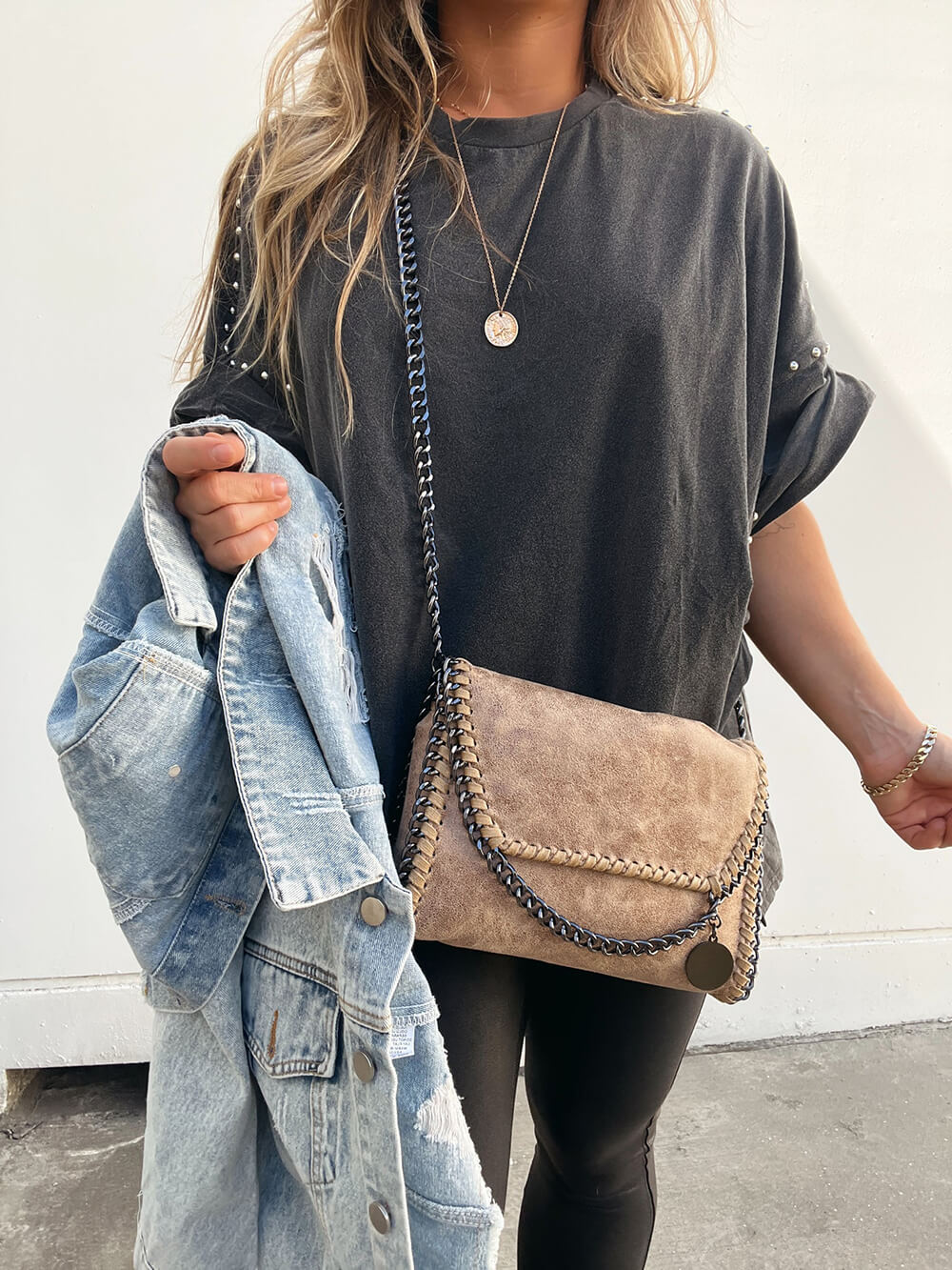 Oversized T-shirt med nitteret ærme med rulle op