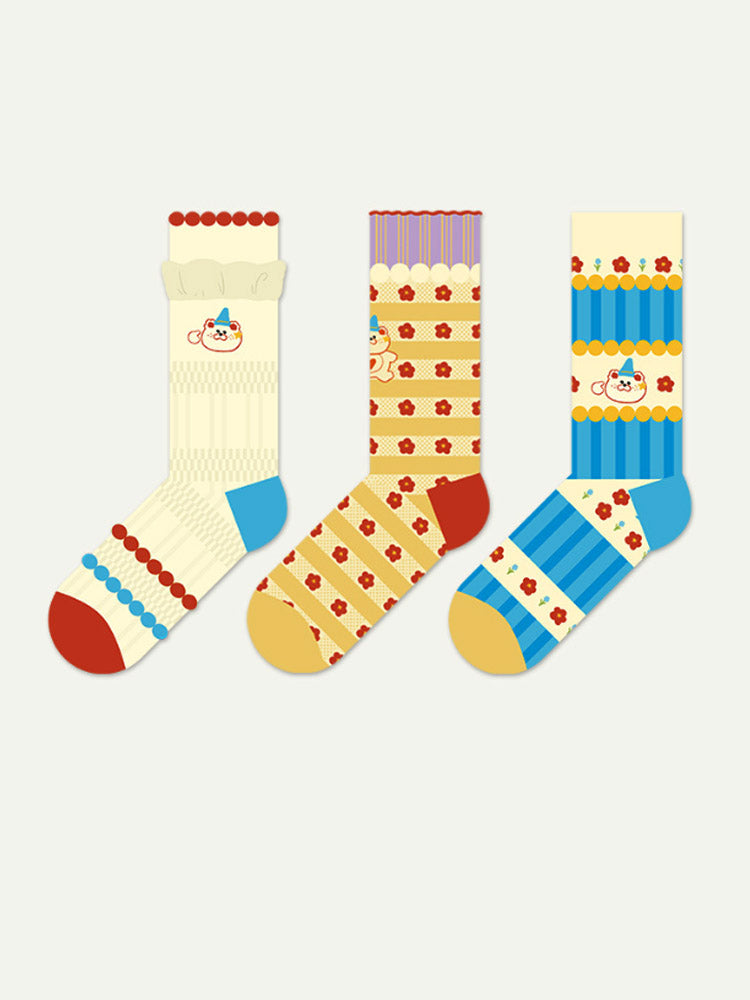 Gestreifte Socken mit kleinen roten Blumen im Cartoon-Stil