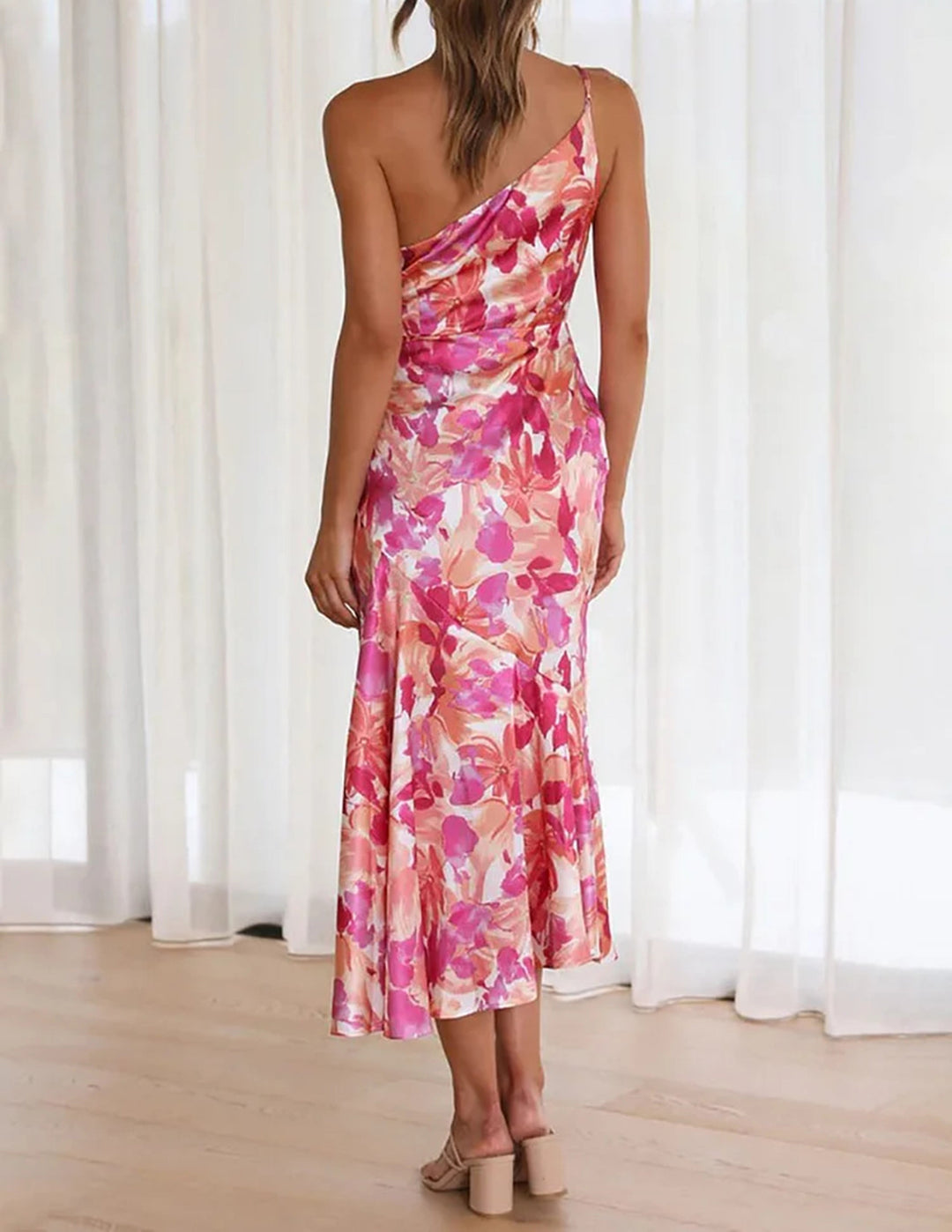 Rosa Blummen One Shoulder Ruched Satin Kleed