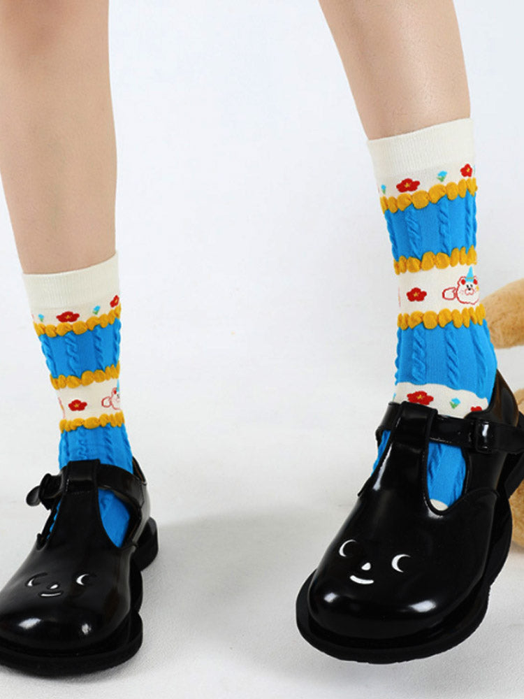 Gestreifte Socken mit kleinen roten Blumen im Cartoon-Stil