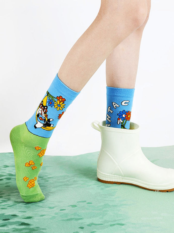 Niedliche Cartoon-Meow-Meow-Socken in der Mitte der Wade