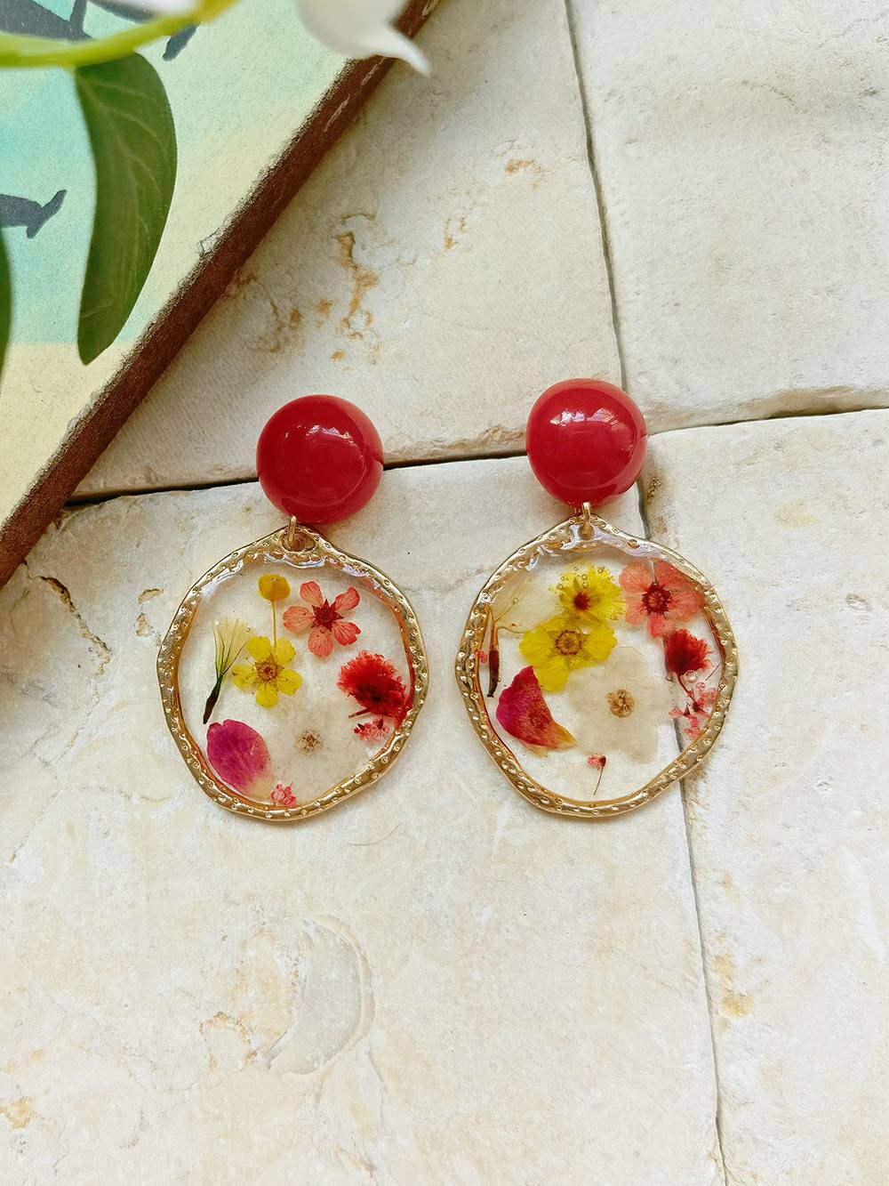 Pendientes de flores prensadas de resina - Red Garden Party