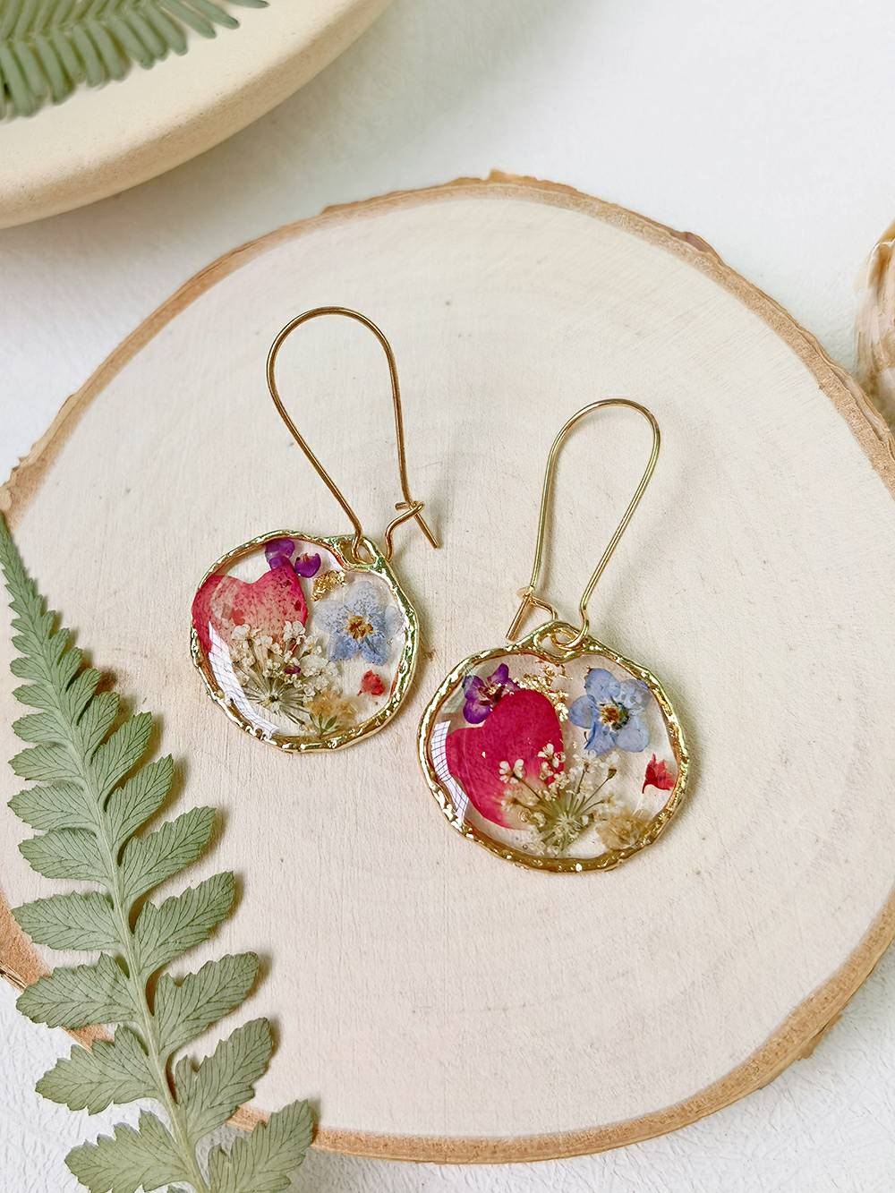 Boucles d’oreilles à fleurs pressées en résine - Jardin de pétales de rose