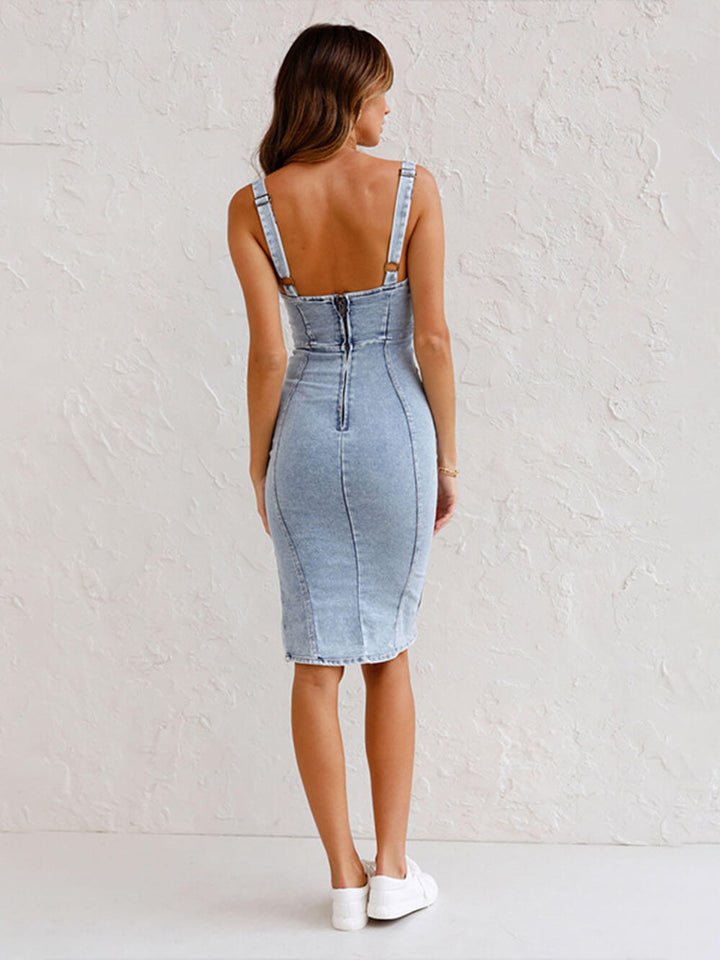 Questo abito midi elasticizzato con cerniera e spalline regolabili in denim di base di questa stagione