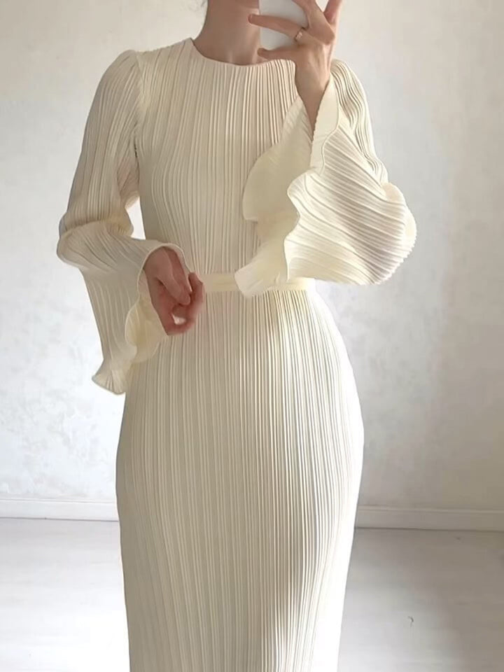 Vestido largo plisado con mangas acampanadas