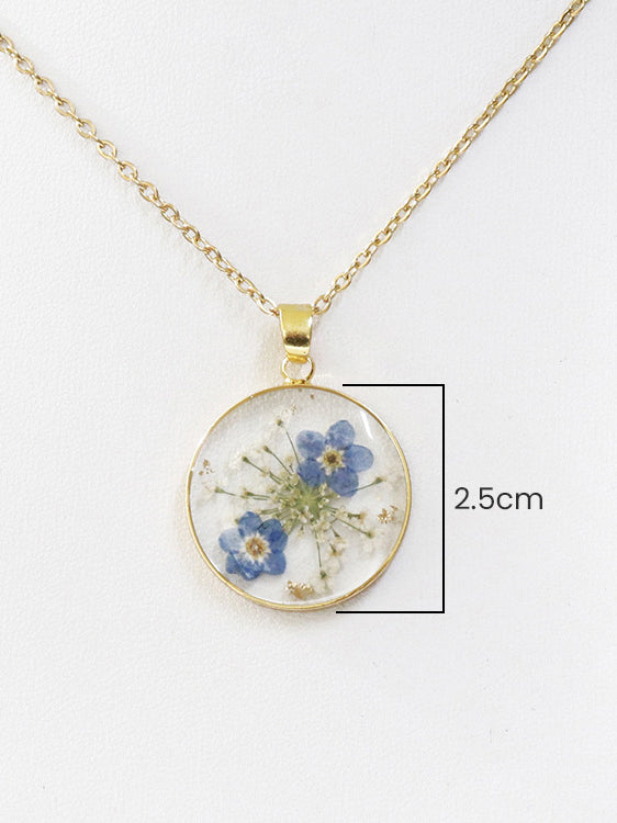 Collier avec pendentif en véritable fleur de myosotis séchée