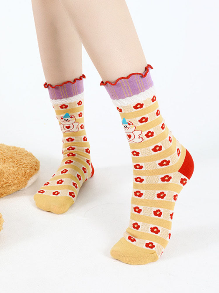 Gestreifte Socken mit kleinen roten Blumen im Cartoon-Stil