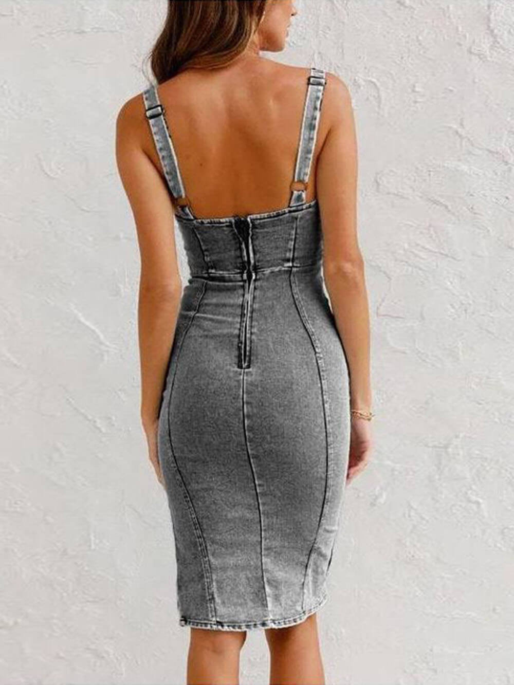 Questo abito midi elasticizzato con cerniera e spalline regolabili in denim di base di questa stagione