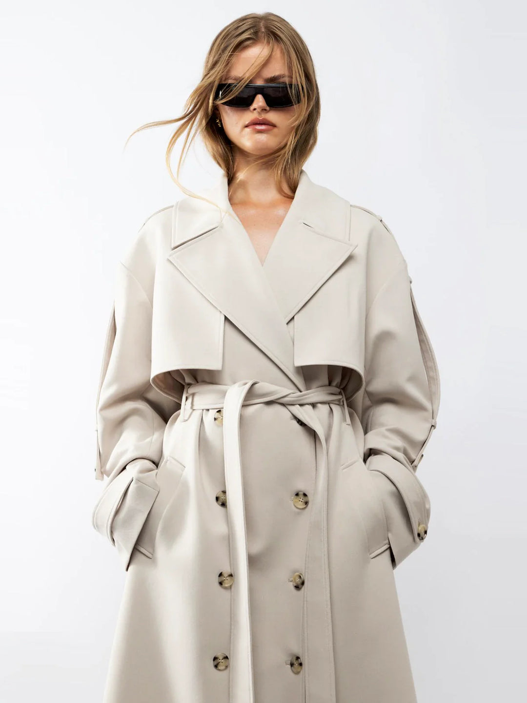 Klassischer, übergroßer Trenchcoat mit Faltendetail in Hellbeige