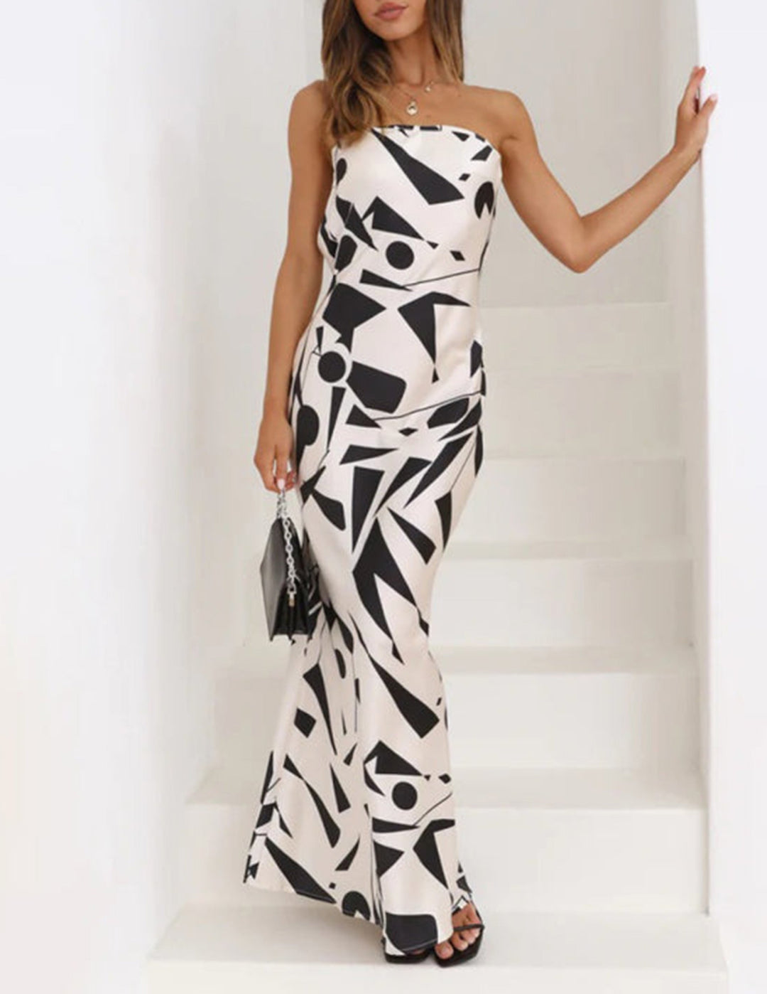 Off-shoulder maxi-jurk van satijn met geometrische print