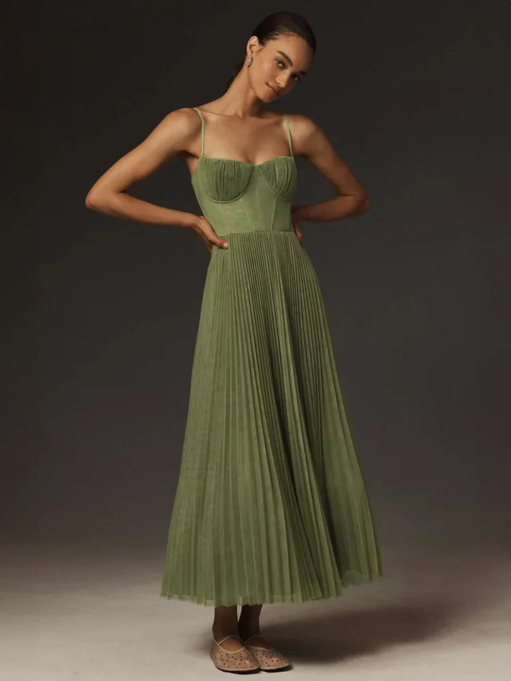 Robe mi-longue ajustée et évasée en tulle plissé bustier