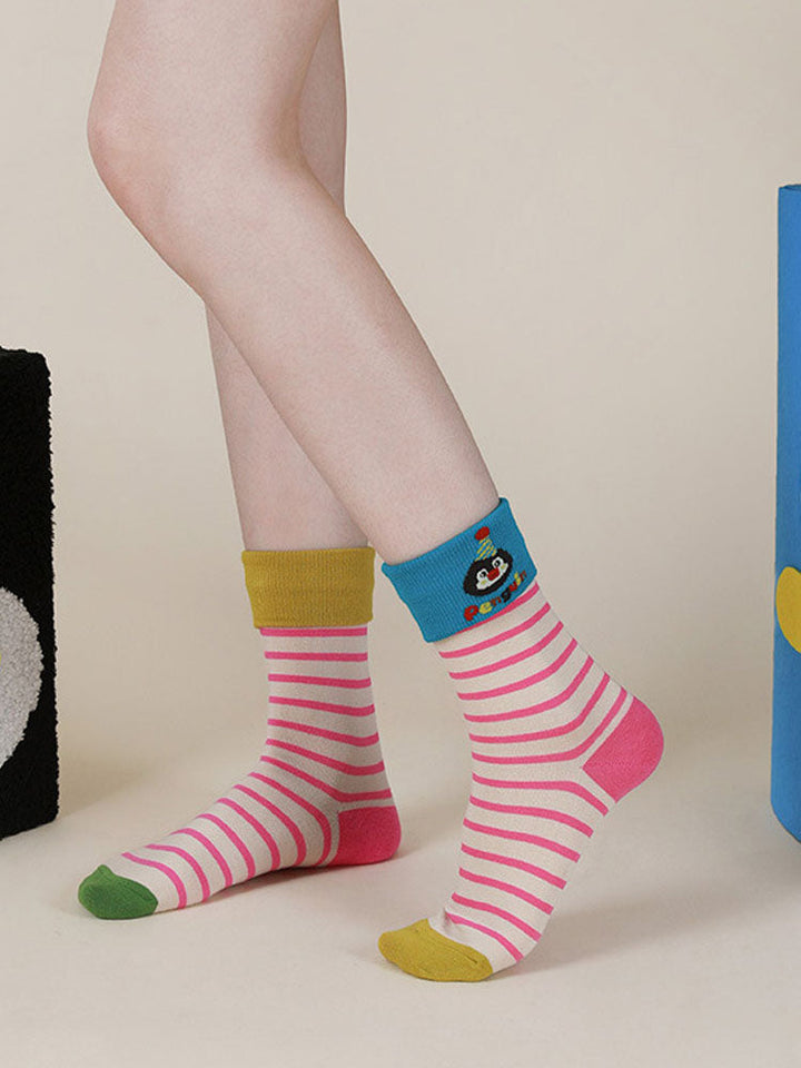 Gestreifte Socken mit Cartoon-Pinguin