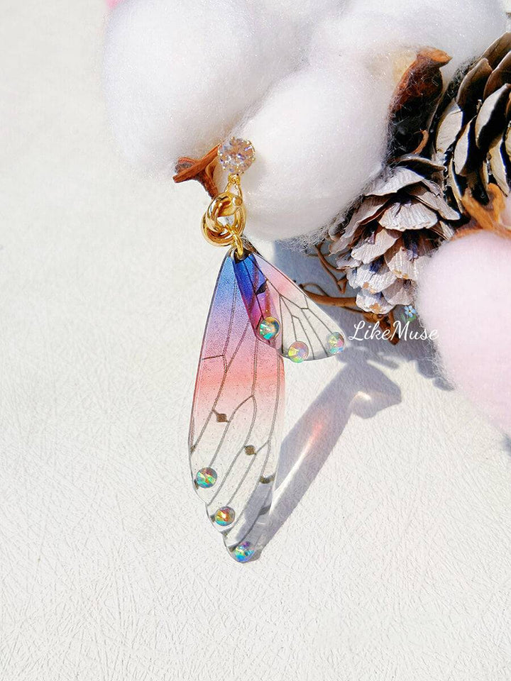 Asymetryczny kolczyk ze skrzydłem motyla. Kryształowy kolczyk z diamentem