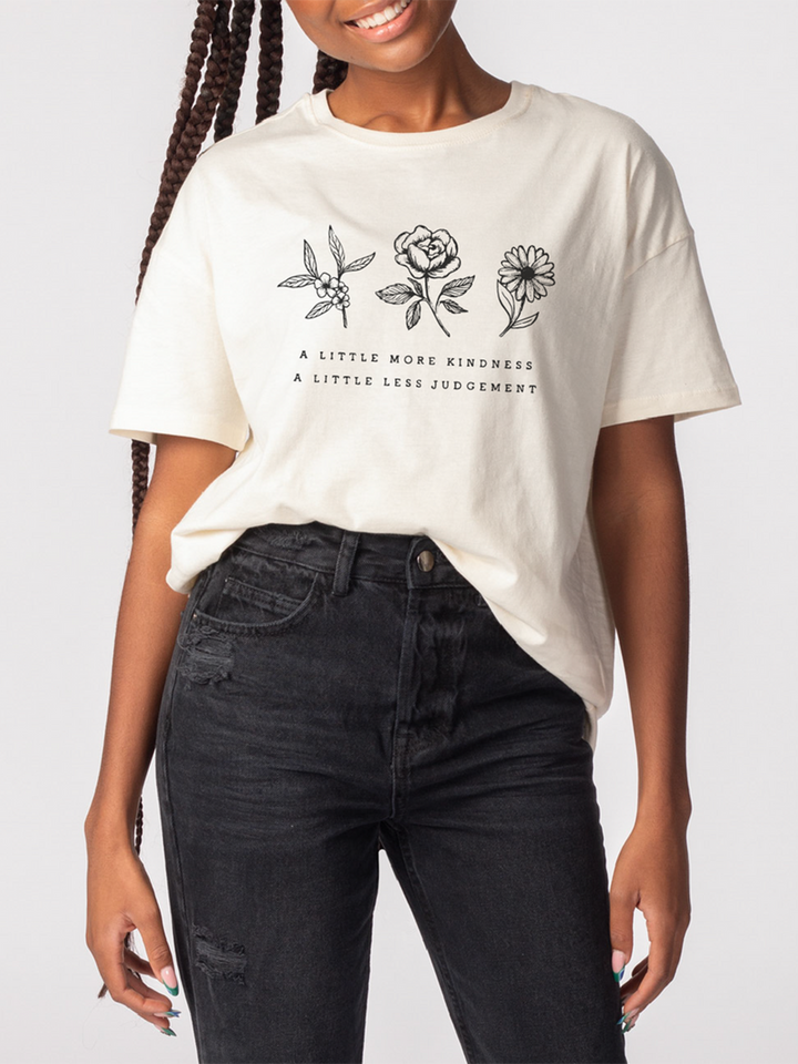 Übergroßes T-Shirt „Birth Flower A Little More Kindness“.