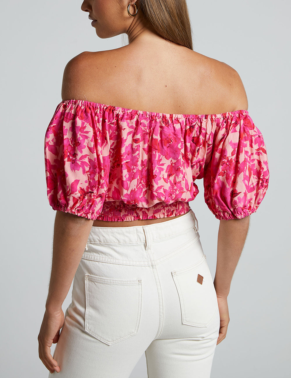 Off-shoulder gesmokte top met pofmouwen in roze bloemen