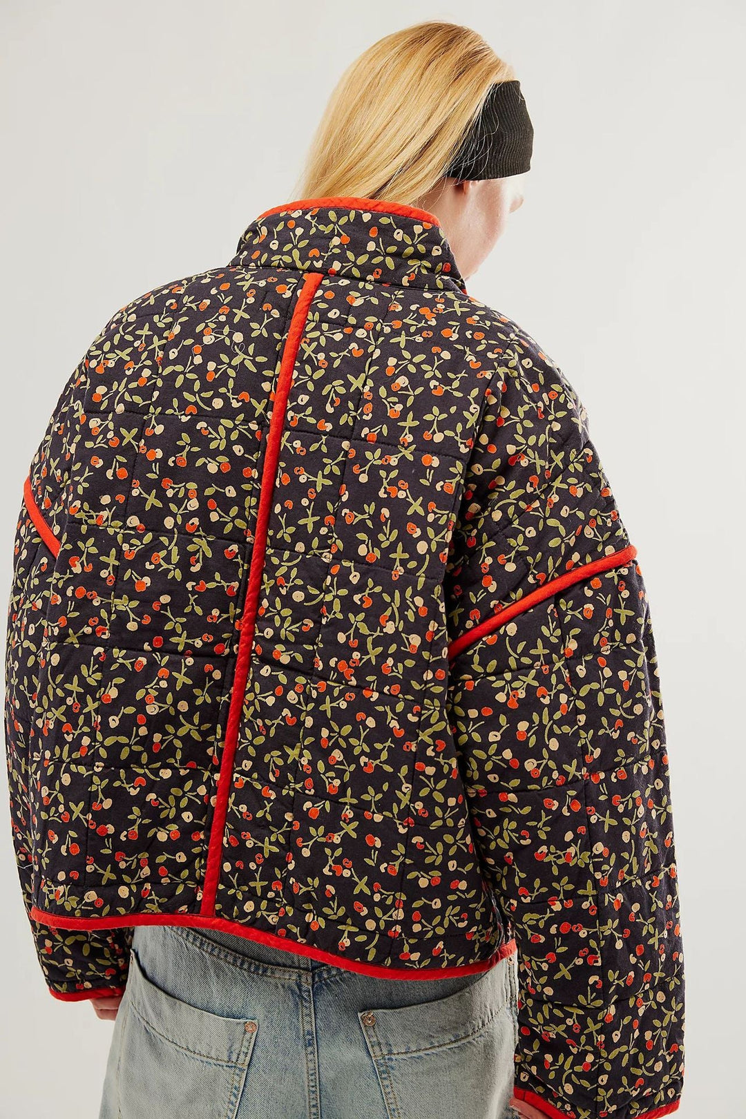 Jacke mit überschnittener Schulterpartie aus Baumwolle mit Blumenmuster und Taschenclip